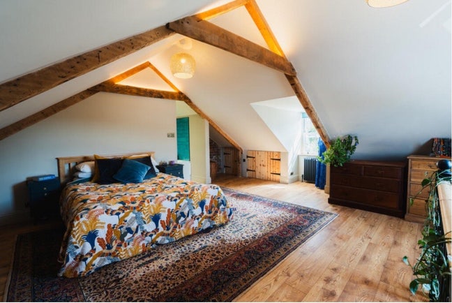 Self contained Attic master bedroom with En Suite Main Photo