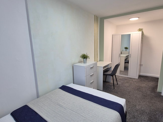 🏠🏠 Cheap studio w full kitchen and garden🏠🏠 Main Photo