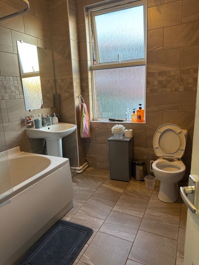 2 room available. Near James hospital leeds Main Photo