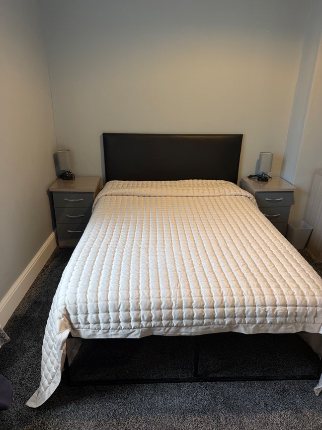 Double Bedroom in Large House Main Photo