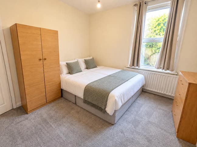 2 bedroom flat, garden, 2 min Manor Park Main Photo