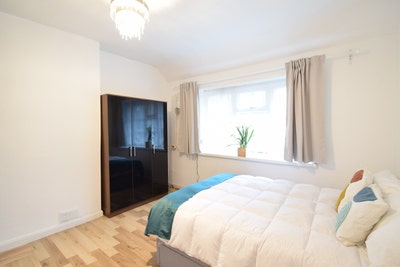 Bright & Modern Room – All Bills Included! Main Photo