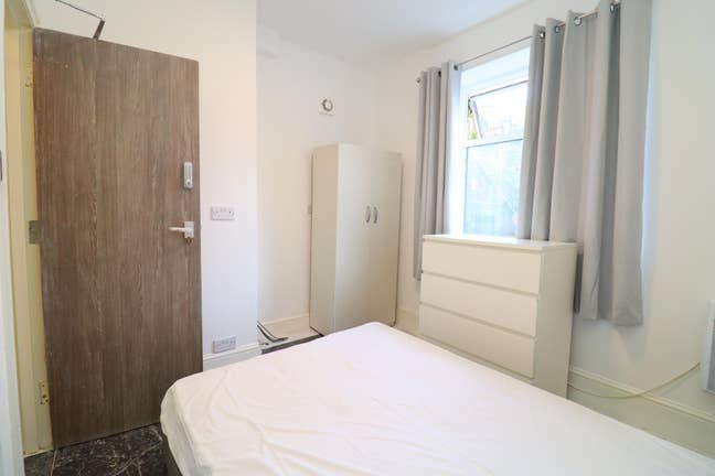 🏡 Two Beautiful Rooms in a Stylish Home in NW Main Photo