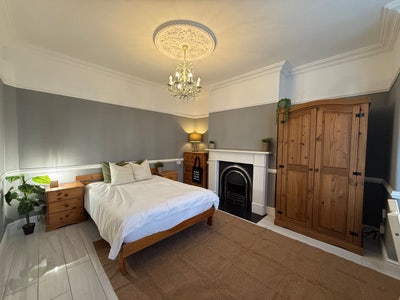 Stunning King Room NR1 with Parking NR1 (13W-JG) Main Photo