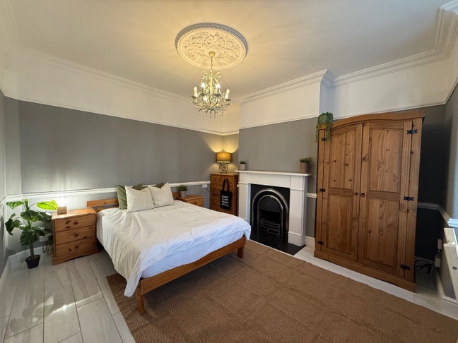 Stunning King Room NR1 with Parking NR1 (13W-JG) Main Photo