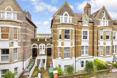 Folkestone West End 2 bed apartment Main Photo
