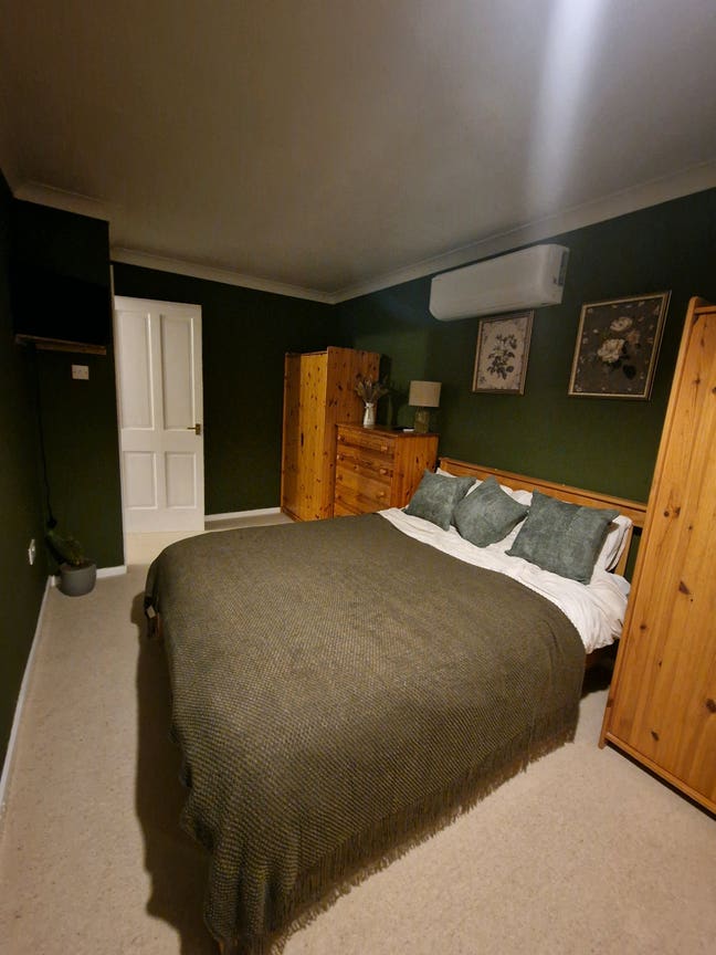 Double Room in village location SG2 Mon-Fri only Main Photo