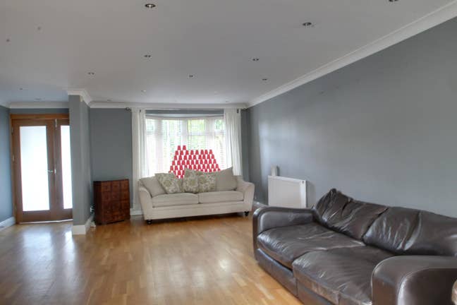 Spacious 4-Bedroom Family Home with Large Garden & Main Photo