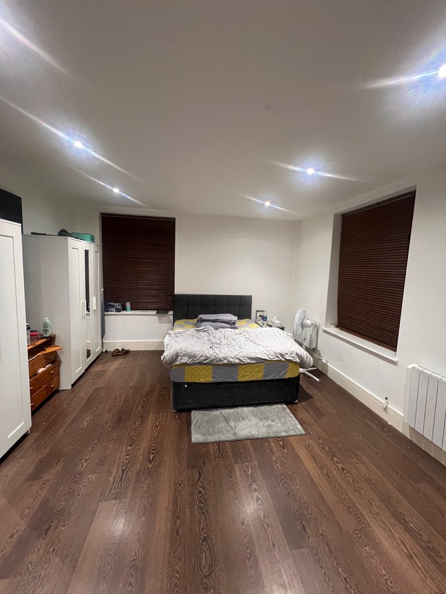 Short term let in a very big ensuite(Kenton) Main Photo