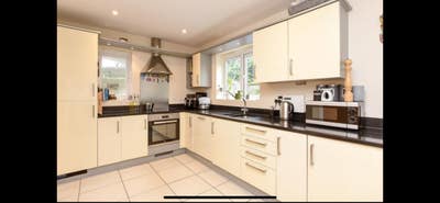 En suite room in large detached house Main Photo