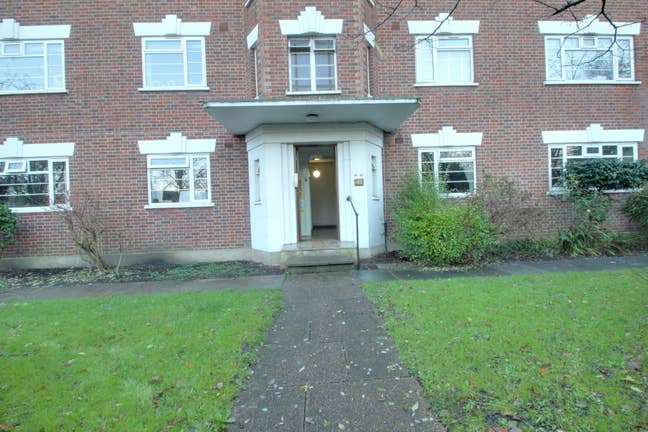 Spacious Ground Floor Two-Bedroom Flat with Parkin Main Photo