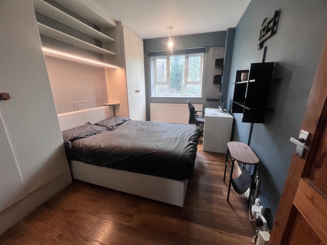 Double room + private bath | E&C | Zone 1/2 Main Photo