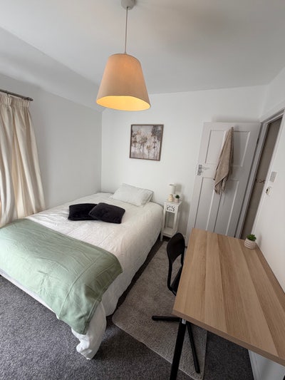 Amazing Ensuite room  with parking in Wimbledon!  Main Photo