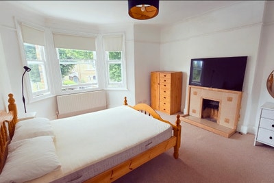 Spacious Room in West London House with pets Main Photo