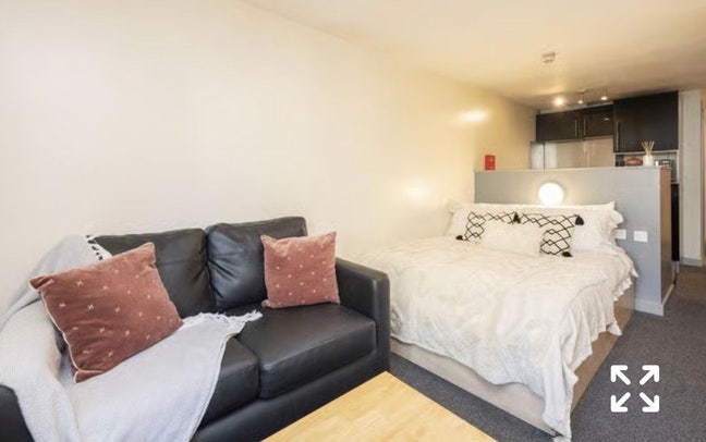 Studio Room closer to Bristol coach station  Main Photo