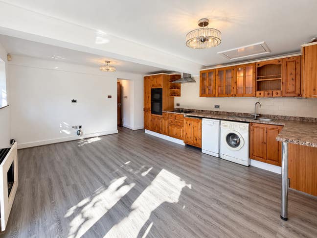 2 bedroom ground floor property in Hoddesdon Main Photo