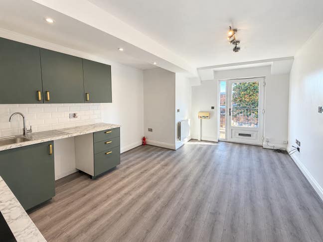 Refurbished spacious 1 bed flat in Hoddesdon EN11 Main Photo