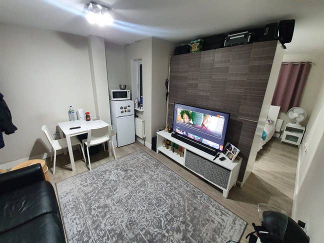 Extra Large En-suite Room to let  Main Photo