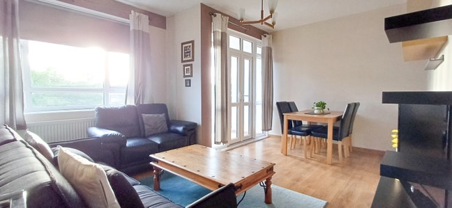 Room, dedicated shower, in a modern 2 bedroom flat Main Photo