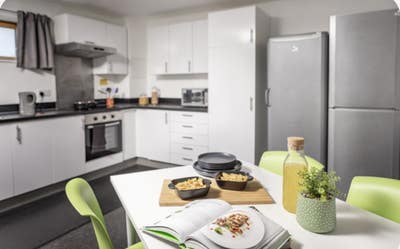 Ensuite Room available in Fitzroy court Main Photo