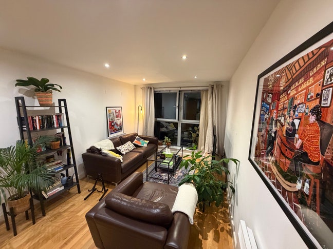 Double Bedroom and Private Bathroom in De Beauvoir Main Photo