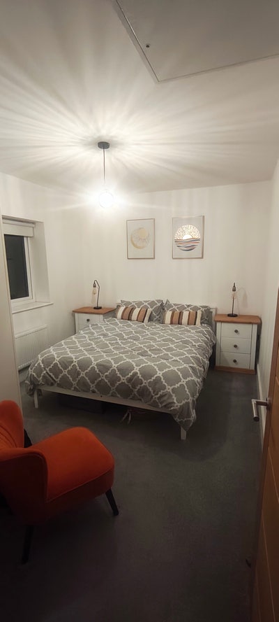 Modern large ensuite bedroom in great location  Main Photo