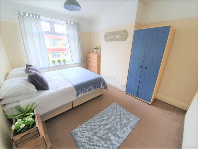 Spacious Double Room in Clean House Share  Main Photo