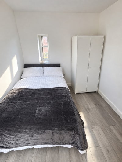 Spacious 5-Bedroom, 3-Bathroom House | M14✨ Main Photo