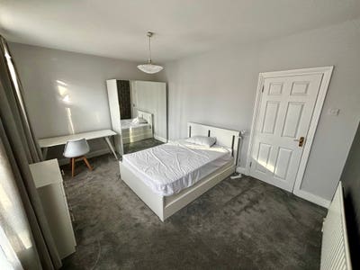 Spacious master bedroom with desk. Fast Wi-Fi Main Photo
