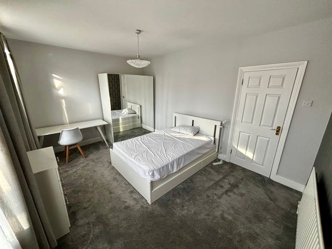 Spacious master bedroom with desk. Fast Wi-Fi Main Photo