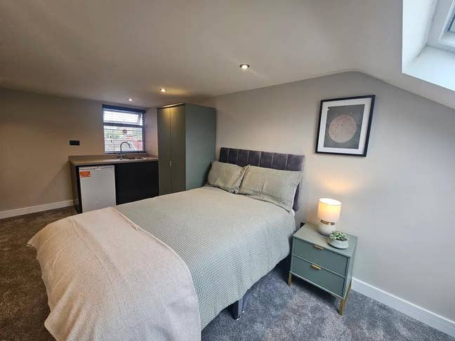 🔥 Large Studio Room in Popular Friendly House 🔥 Main Photo