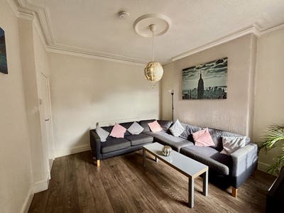 2 Rooms Available in Well-Maintained House Share Main Photo