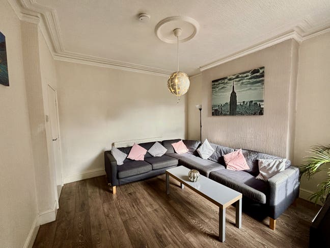 2 Rooms Available in Well-Maintained House Share Main Photo
