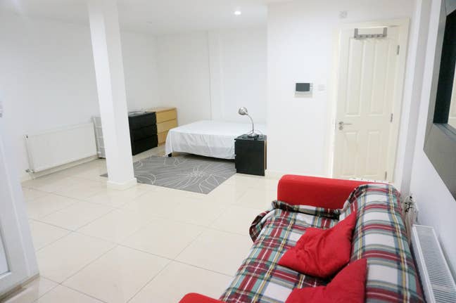 Spacious en-suite  Main Photo