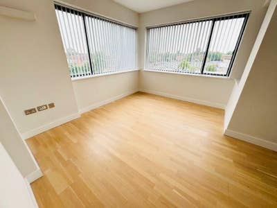 1-Bedroom Flat – Solihull B91 | &pound;900 pcm | Availab Main Photo