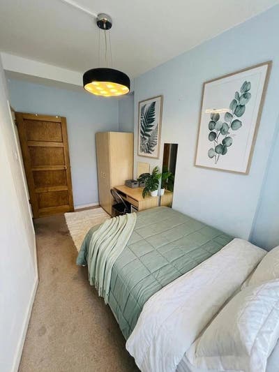 🏡 Double Bedroom + Private Balcony in Chelsea Main Photo