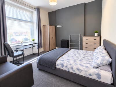 Modern Room✨ | Bills Inc | Hanover Street📍 Main Photo