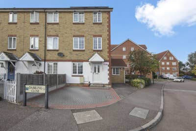 Spacious house share with 2 double rooms available Main Photo