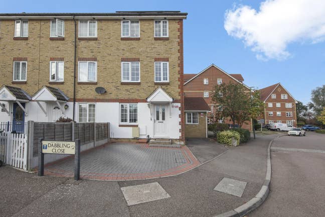 Spacious house share with 2 double rooms available Main Photo