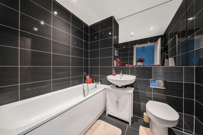 Lovely double Room | Private Bath & Parking Main Photo