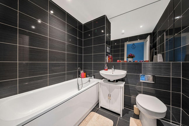 Lovely double Room | Private Bath & Parking Main Photo