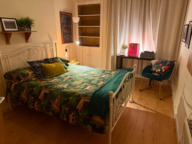 Looking for postgraduate or PhD female roommate  Main Photo