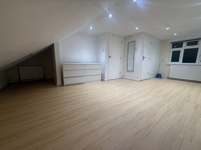 Ensuite available in Norbury. Main Photo