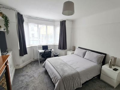 Double Room sharing bathroom with 1 other person Main Photo