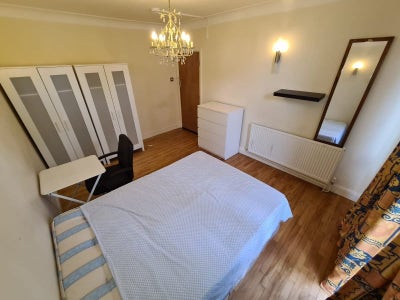 Bright Room in Neasden – 15 Mins Bond Street  Main Photo