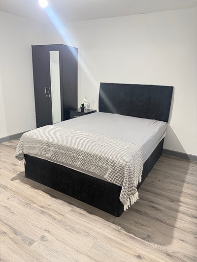 Double & Single Rooms Available in Worcester  Main Photo