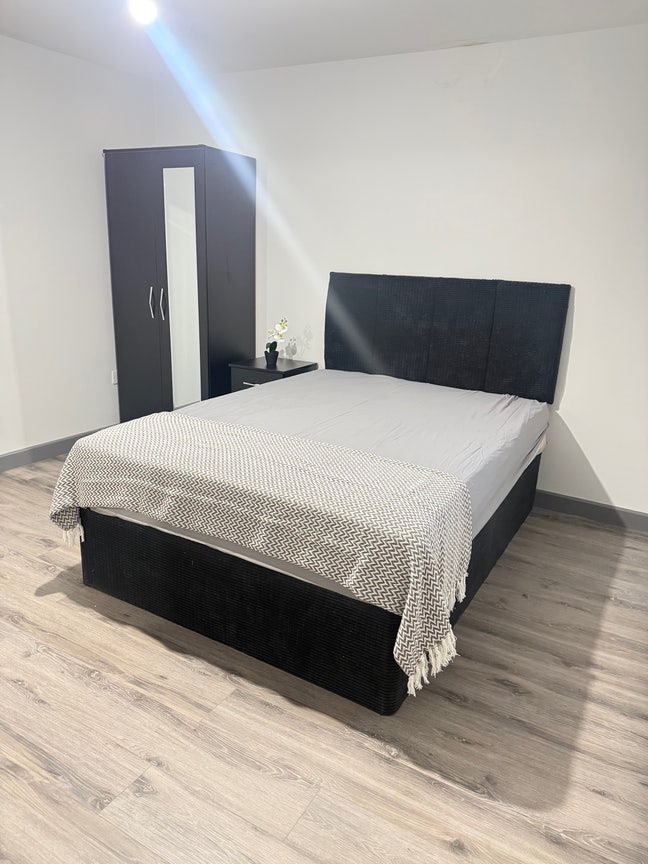 Double & Single Rooms Available in Worcester  Main Photo
