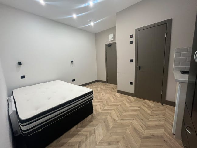 DSS - Studio Flat Available in Surrey TW17 Main Photo