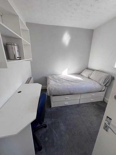 Double bedroom in Headingly inc all bills Main Photo