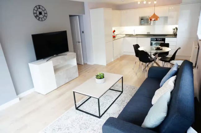 Modern 2-Bed, 2-Bath Apartment in Aldgate East Main Photo